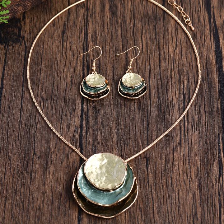 Vedae | Elegante Blumenohrringe mit goldenem Finish und Perle